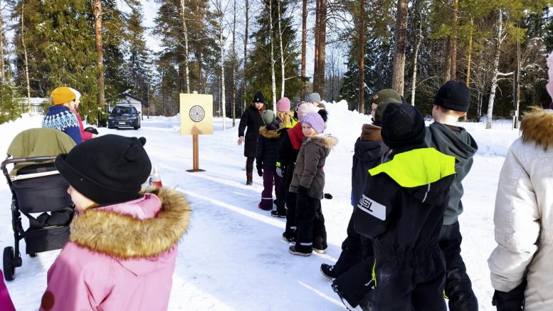 Tikanheittokisaan osallistuivat kaikki laskiaistapahtuman kävijät.