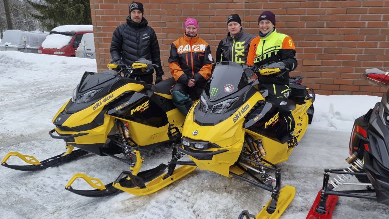 Jarno Kemppainen osasi kertoa kelkoista, Jenny Seppänen veti safarin, Markku Manniselta löytyy kokemusta kelkkakerhosta ja Ulla Sederlöf kertoi, mitä aloittelijan tulee ottaa huomioon kelkkaillessa. Kuvat: Anu Kauppila.