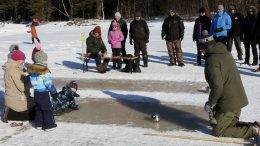 Tuuli Yliharju ja Toivo Yliharju tsemppaavat Tuulin kummipoika Nooa Luokkasta marlinkimestaruuskisoissa ja Juha-Pekka Julkunen katsoo meneekö pannu reikään. Kuvat: Anu Kauppila.